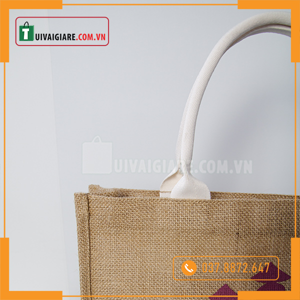 Quai túi được thiết kế chắc chắn bạn cầm nắm một cách dễ dàng
