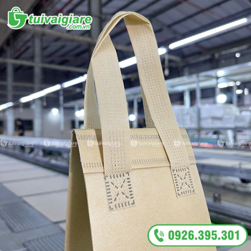 Mẫu túi giữ nhiệt trà sữa hình trụ màu kem