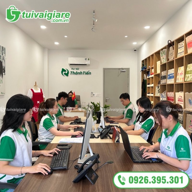 nhân viên thiết kế xưởng in túi vải bố