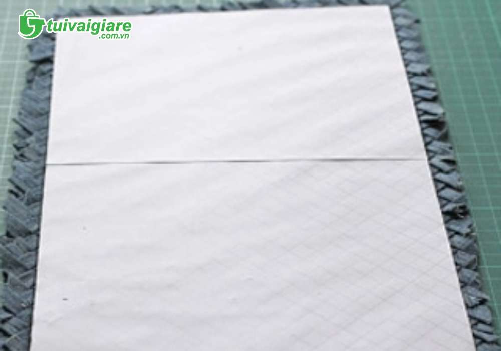 Cắt vải và xếp các lớp vải chồng lên nhau