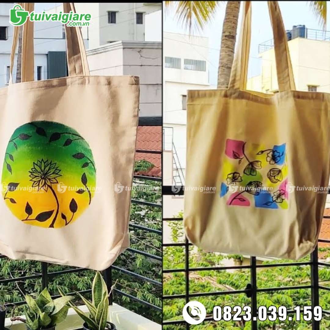 Vẽ hoa trang trí túi vải