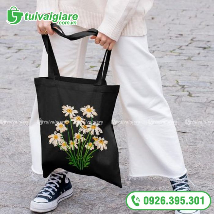 phối đồ với túi vải hoa cúc