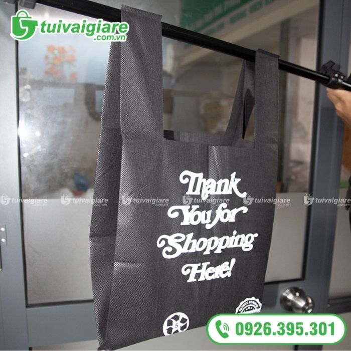 mẫu túi vải không dệt t shirt đen 2