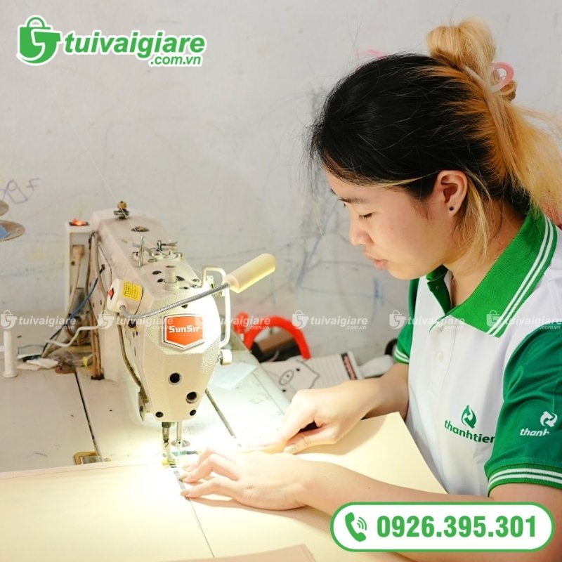 Nhân viên may xưởng túi vải bố giá rẻ