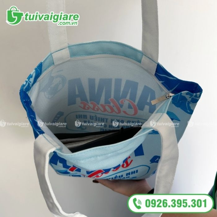 bên trong túi vải có dây kéo